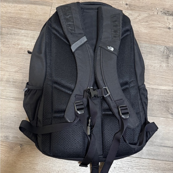 North Face Vault Backpack Black 26L - Picture 2 of 9
